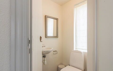 Harro - 150M from the Sea: Parete, Pavimento, Interior Design, Idraulico Fixture, Pavimentazione, Toilet Seat, Gabinetto, Lavandino Del Bagno, Bagno, Camera