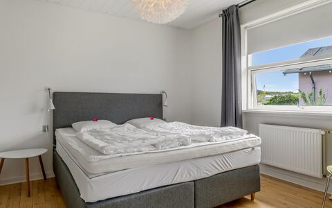 Kurt - 600M from the Sea: Camera Da Letto, Letto, Pavimento, Pavimentazione, Soffitto, Bedding, Interior Design, Lenzuolo, Telaio Del Letto, Mobilia