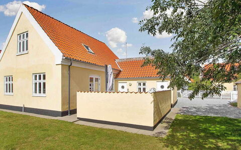 Minte - 450M from the Sea: Tetto, Facciata, Casa, Architettura, Zona Residenziale, Casa, Insediamento Umano, Porta, Villetta, Estate