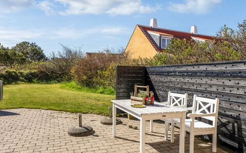 Hialmar - 400M from the Sea: Architettura, Tetto, Casa, Materiale Composito, Illuminazione Diurna, Raccordo, Driveway