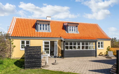 Hialmar - 400M from the Sea: Architettura, Tetto, Casa, Materiale Composito, Illuminazione Diurna, Raccordo, Driveway