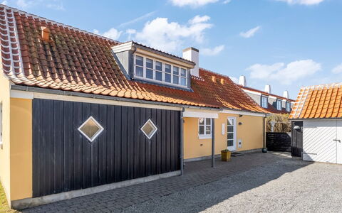 Hialmar - 400M from the Sea: Architettura, Tetto, Casa, Materiale Composito, Illuminazione Diurna, Raccordo, Driveway