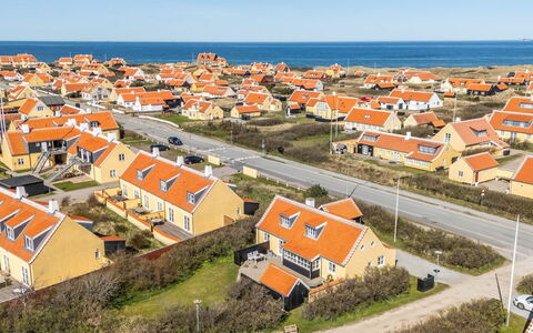 Hialmar - 400M from the Sea: Architettura, Tetto, Casa, Materiale Composito, Illuminazione Diurna, Raccordo, Driveway