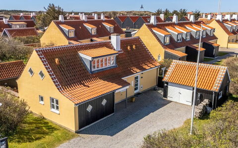 Hialmar - 400M from the Sea: Architettura, Tetto, Casa, Materiale Composito, Illuminazione Diurna, Raccordo, Driveway