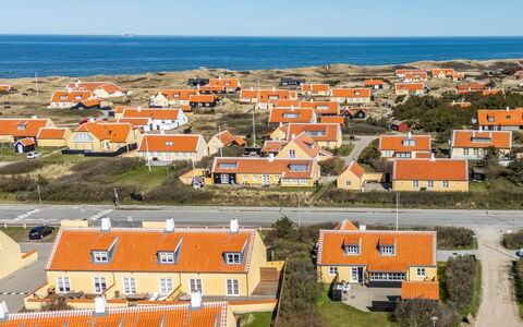 Hialmar - 400M from the Sea: Architettura, Tetto, Casa, Materiale Composito, Illuminazione Diurna, Raccordo, Driveway