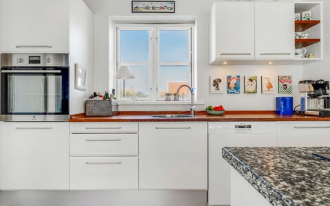 Hialmar - 400M from the Sea: Cucina, Elettrodomestico Da Cucina, Controsoffitto, Pavimentazione, Apparecchio Major, Cabinetry, Interior Design, Legna, Pavimento, Elettrodomestico
