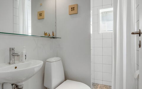 Hialmar - 400M from the Sea: Bagno, Idraulico Fixture, Parete, Toilet Seat, Interior Design, Lavandino Del Bagno, Pavimentazione, Gabinetto, Lavello, Pavimento