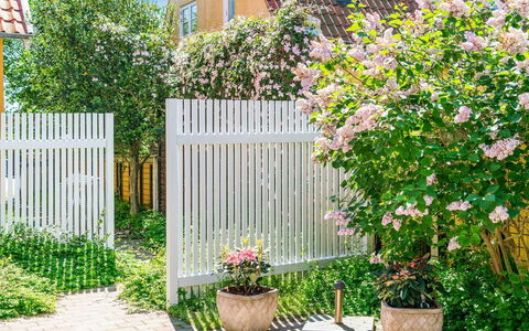 Elnara - 900M from the Sea: Zona Residenziale, Tetto, Sobborgo, Driveway, Estate, Camino