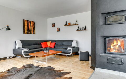 Sölve - 900M from the Sea: Mobilia, Pavimentazione, Interior Design, Divano, Soggiorno, Pavimento, Camera, Sedia