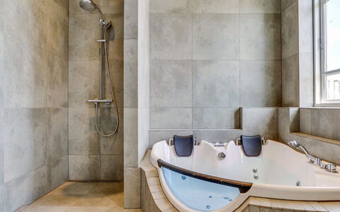 Sölve - 900M from the Sea: Vasca Da Bagno, Idraulico Fixture, Bagno, Pavimentazione, Interior Design, Pavimento, Idraulico, Rubinetto, Doccia, Piastrella