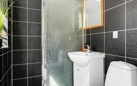 Viivi - 900M from the Sea: Parete, Pavimentazione, Pavimento, Idraulico Fixture, Interior Design, Bagno, Illuminazione, Gabinetto, Idraulico, Toilet Seat