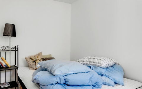 Viivi - 900M from the Sea: Letto, Camera Da Letto, Mobilia, Bedding, Lenzuolo, Biancheria, Interior Design, Tessile, Pavimento, Camera