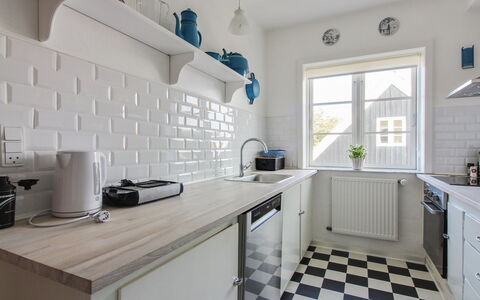 Borka - 150M from the Sea: Cucina, Elettrodomestico Da Cucina, Controsoffitto, Pavimentazione, Apparecchio Major, Interior Design, Cabinetry, Pavimento, Mobilia, Camera
