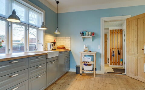 Reko - 500M from the Sea: Pavimentazione, Interior Design, Legna, Cabinetry, Pavimento, Cucina, Mobilia, Soffitto, Cassetto, Controsoffitto
