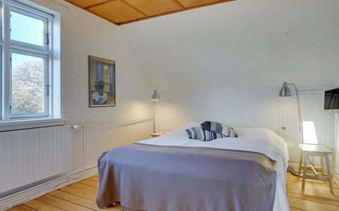 Reko - 500M from the Sea: Letto, Camera Da Letto, Pavimentazione, Interior Design, Pavimento, Legna, Soffitto, Pavimento In Legno, Lenzuolo, Bedding