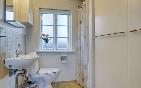 Reko - 500M from the Sea: Bagno, Idraulico Fixture, Lavandino Del Bagno, Lavello, Pavimentazione, Interior Design, Pavimento, Gabinetto, Rubinetto, Idraulico