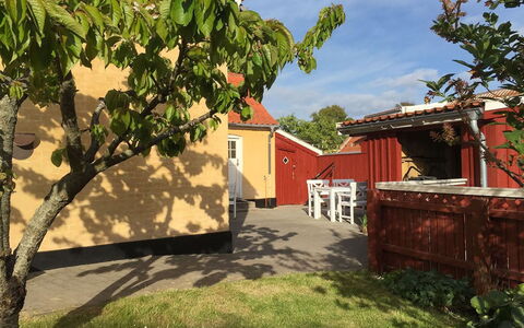 Reko - 500M from the Sea: Casa, Villetta, Giardino, Backyard, Cortile, Shade, Prato, Color Legno, Landscaping, Mobili Da Esterno
