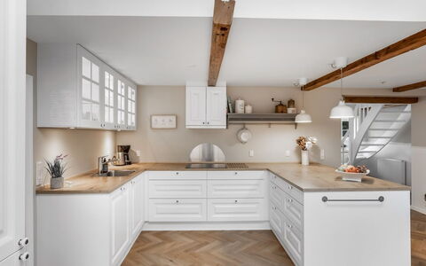 Juhana - 150M from the Sea: Mobilia, Cucina, Cabinetry, Pavimentazione, Interior Design, Controsoffitto, Legna, Elettrodomestico Da Cucina, Pavimento, Cassetto
