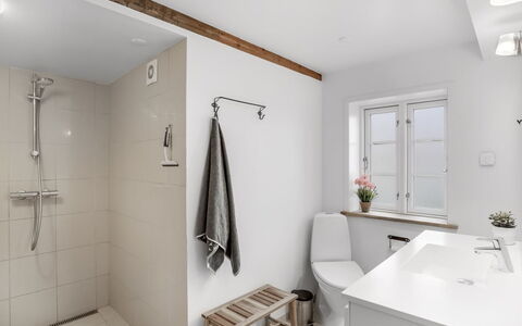 Juhana - 150M from the Sea: Pavimentazione, Parete, Interior Design, Idraulico Fixture, Pavimento, Bagno, Soffitto, Rubinetto, Idraulico, Casa
