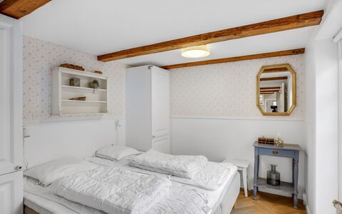 Juhana - 150M from the Sea: Interior Design, Camera Da Letto, Parete, Letto, Legna, Soffitto, Mobilia, Pavimento, Bedding, Pavimentazione