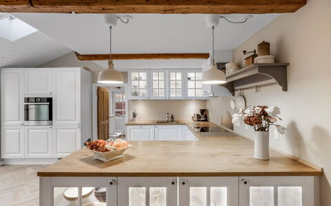 Juhana - 150M from the Sea: Mobilia, Cucina, Cabinetry, Interior Design, Controsoffitto, Pavimentazione, Lampada, Legna, Soffitto, Elettrodomestico Da Cucina