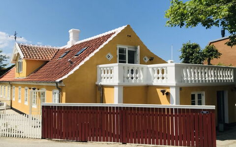 Juhana - 150M from the Sea: Legna, Tetto, Architettura, Casa, Casa, Villetta, Raccordo, Latifoglie, Pendenza, Estate
