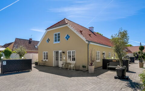 Murtuz - 900M from the Sea: Costruzione, Finestra, Casa, Casa, Tetto, Zona Residenziale, Villetta, Porta, Driveway, Estate