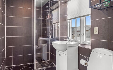 Murtuz - 900M from the Sea: Bagno, Idraulico Fixture, Pavimentazione, Interior Design, Pavimento, Gabinetto, Soffitto, Idraulico, Toilet Seat, Materiale Composito