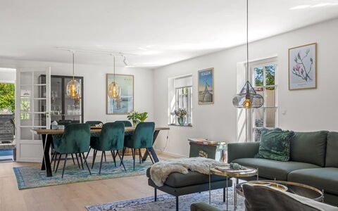 Murtuz - 900M from the Sea: Mobilia, Interior Design, Pavimentazione, Divano, Pavimento, Soggiorno, Legna, Tavolo, Sedia, Casa