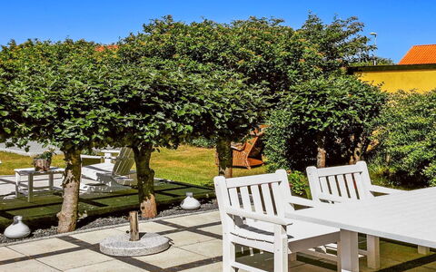 Fulla - 1.1Km from the Sea: Arbusto, Shade, Giardino, Woody Impianto, Vaso Di Fiori, Landscaping, Cortile, Mobili Da Esterno, Passerella, Panchina
