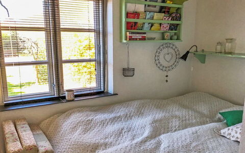 Fulla - 1.1Km from the Sea: Mobilia, Camera Da Letto, Interior Design, Letto, Parete, Bedding, Lenzuolo, Biancheria, Legna, Pavimento