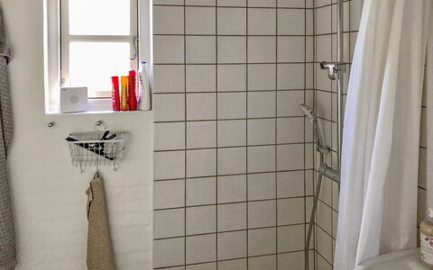 Fulla - 1.1Km from the Sea: Parete, Bagno, Idraulico Fixture, Pavimentazione, Interior Design, Pavimento, Idraulico, Piastrella, Camera, Rubinetto