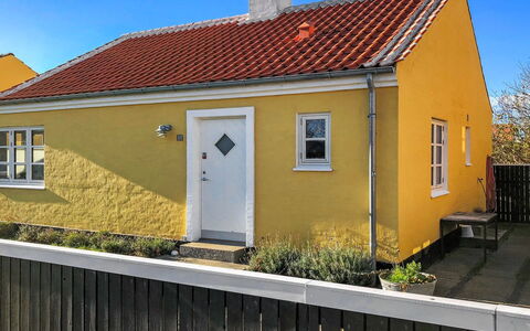 Fulla - 1.1Km from the Sea: Finestra, Casa, Tetto, Villetta, Casa, Lotto, Materiale Composito, Porta, Finestra A Ghigliottina, Pendenza