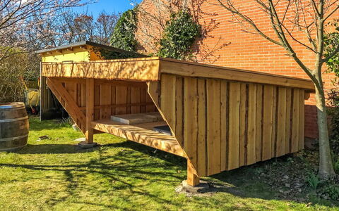 Fulla - 1.1Km from the Sea: Legna, Color Legno, Plank, Legname, Latifoglie, Backyard, Compensato, Capannone, Edifici Giardino, Prato