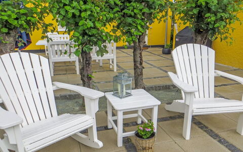 Fulla - 1.1Km from the Sea: Mobilia, Mobili Da Esterno, Sedia, Latifoglie, Tavolo Esterno, Color Legno, Bracciolo, Giardino, Terrazza, Vaso Di Fiori