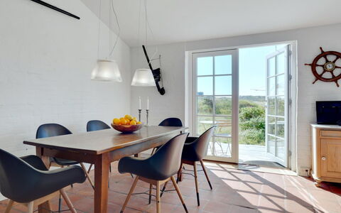 Jantje - 500M from the Sea: Mobilia, Pavimentazione, Interior Design, Sedia, Legna, Pavimento, Tavolo, Sala Da Pranzo, Cucina & Sala Da Pranzo Tavolo, Illuminazione