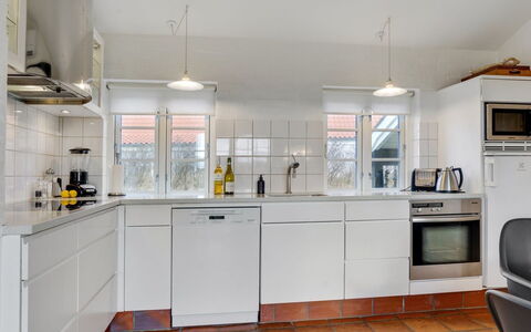 Jantje - 500M from the Sea: Cucina, Pavimentazione, Elettrodomestico Da Cucina, Controsoffitto, Interior Design, Apparecchio Major, Cabinetry, Pavimento, Soffitto, Elettrodomestico