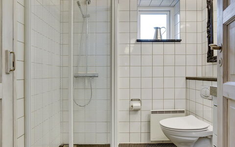 Jantje - 500M from the Sea: Bagno, Toilet Seat, Idraulico Fixture, Parete, Gabinetto, Pavimentazione, Pavimento, Interior Design, Idraulico, Piastrella