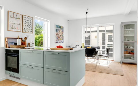 Hansiane - 500M from the Sea: Pavimentazione, Cucina, Mobilia, Cabinetry, Interior Design, Elettrodomestico Da Cucina, Controsoffitto, Legna, Pavimento, Apparecchio Major