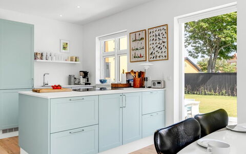 Hansiane - 500M from the Sea: Cucina, Controsoffitto, Elettrodomestico Da Cucina, Cabinetry, Pavimentazione, Interior Design, Apparecchio Major, Legna, Mobilia, Pavimento