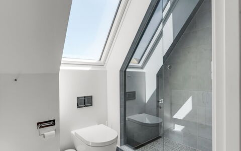 Hansiane - 500M from the Sea: Pavimentazione, Soffitto, Idraulico Fixture, Pavimento, Interior Design, Bagno, Idraulico, Bicchiere, Piastrella, Gabinetto