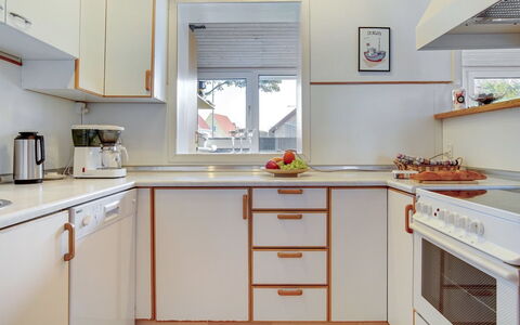 Hansiane - 500M from the Sea: Cucina, Controsoffitto, Elettrodomestico Da Cucina, Interior Design, Legna, Cabinetry, Pavimentazione, Apparecchio Major, Soffitto, Casa