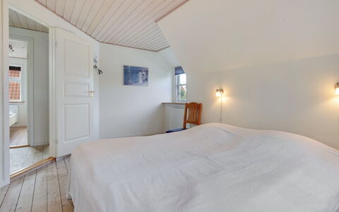 Hansiane - 500M from the Sea: Parete, Pavimentazione, Pavimento, Legna, Soffitto, Interior Design, Pavimento In Legno, Camera Da Letto, Letto, Porta