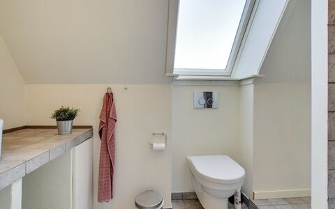 Hansiane - 500M from the Sea: Bagno, Idraulico Fixture, Pavimentazione, Gabinetto, Pavimento, Toilet Seat, Interior Design, Idraulico, Rubinetto, Camera