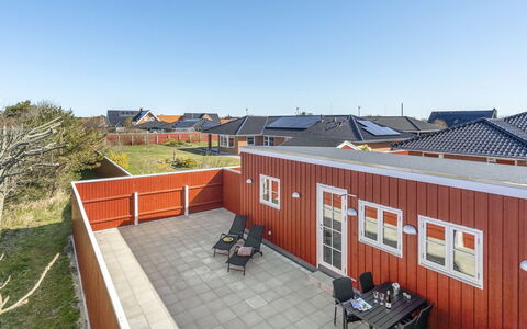 Arlene - 800M from the Sea: Tetto, Architettura, Casa, Estate, Shade, Color Legno, Latifoglie, Driveway, Illuminazione Diurna, Plank
