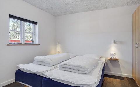 Arlene - 800M from the Sea: Soffitto, Camera Da Letto, Letto, Bedding, Lenzuolo, Camera, Telaio Del Letto, Lampada, Illuminazione Diurna