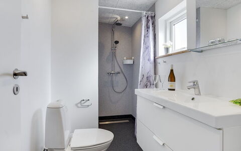 Arlene - 800M from the Sea: Pavimentazione, Idraulico Fixture, Pavimento, Interior Design, Bagno, Lavello, Mobiletto Del Bagno, Idraulico, Gabinetto, Rubinetto