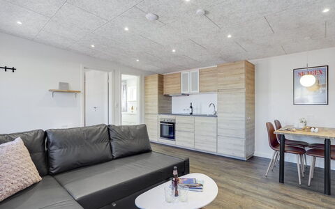 Arlene - 800M from the Sea: Soffitto, Legna, Pavimentazione, Interior Design, Mobilia, Pavimento, Camera, Lampada, Appartamento, Soggiorno