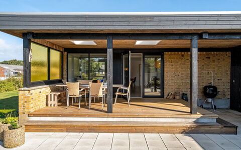 Villum - 700M from the Sea: Architettura, Tetto, Casa, Materiale Composito, Illuminazione Diurna, Raccordo, Driveway