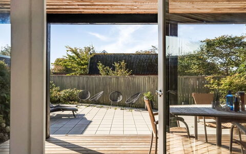 Villum - 700M from the Sea: Architettura, Tetto, Casa, Materiale Composito, Illuminazione Diurna, Raccordo, Driveway